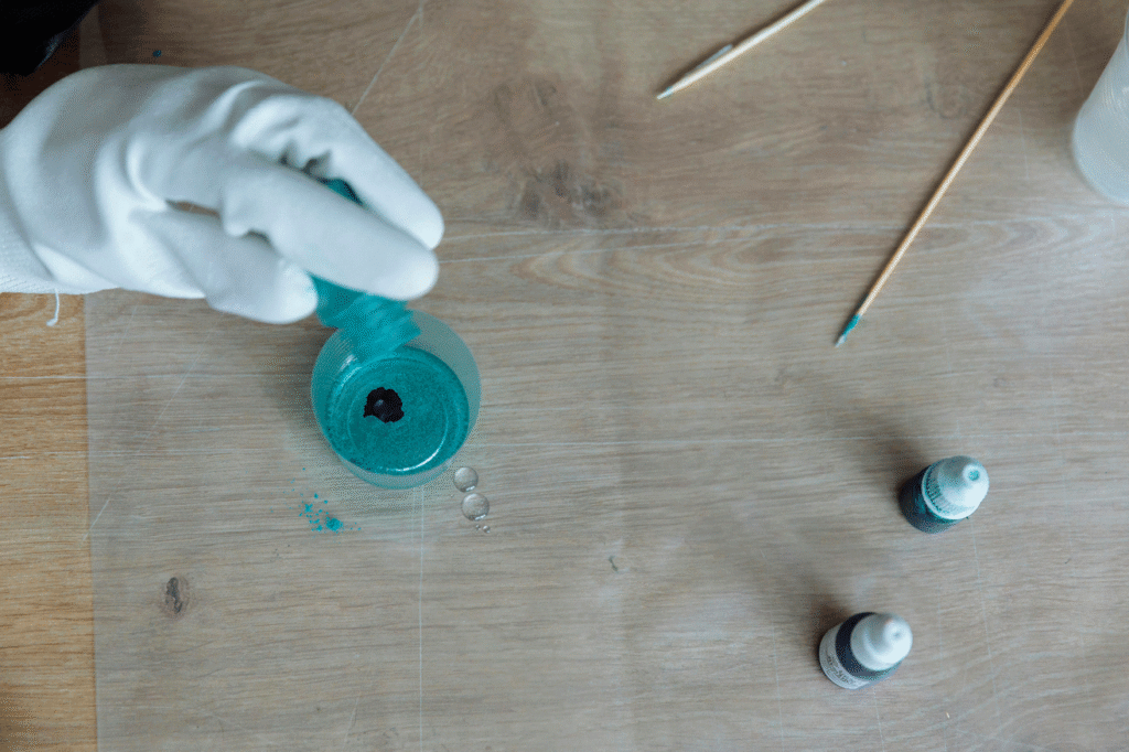 Port de gants et d'un masque pour limiter chaque résine époxy inconvénient lié à la santé.