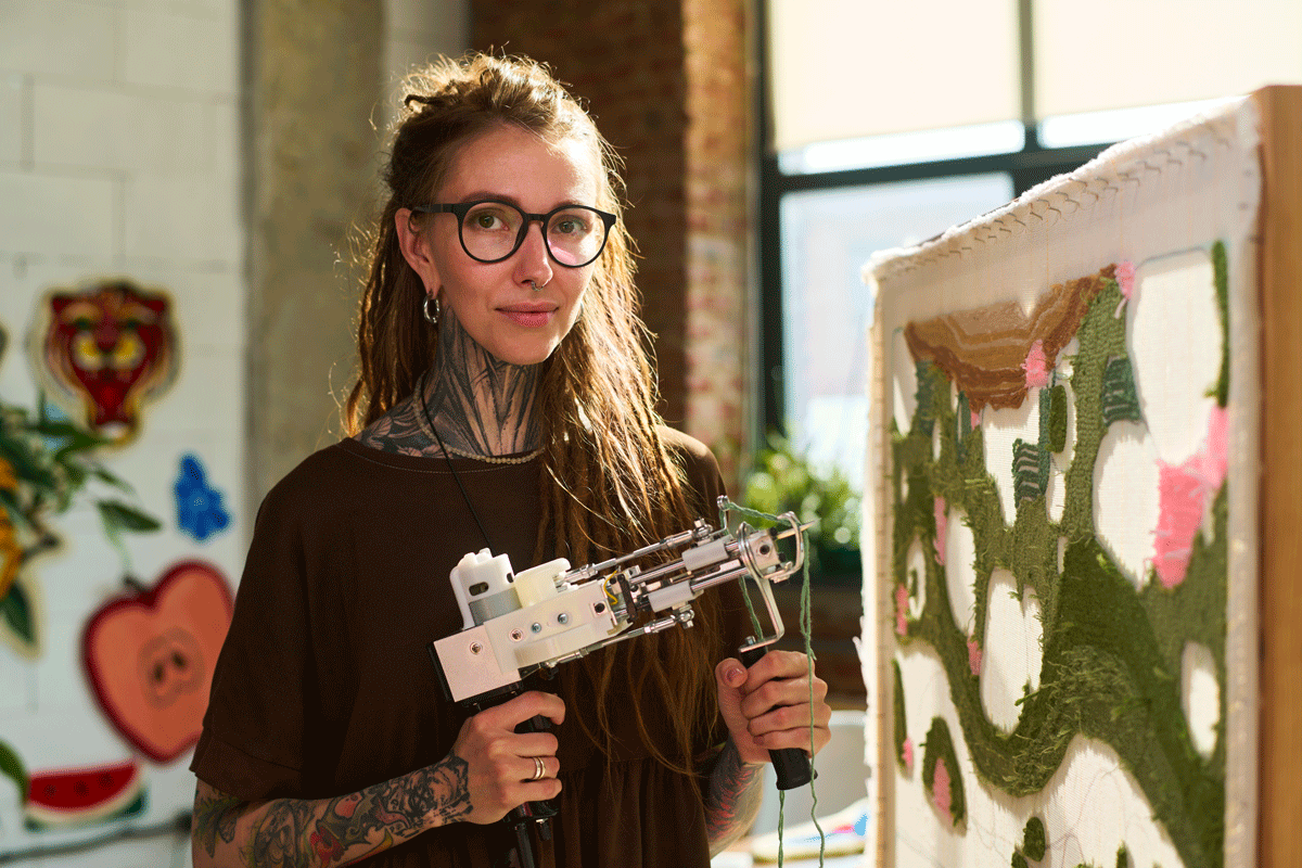 Créatrice ayant choisi le meilleur pistolet de tufting