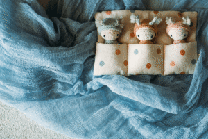 Amigurumi débutant avec petits personnages crochetés et matériel de crochet créatif