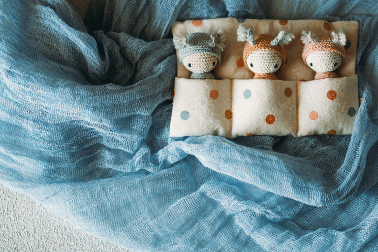 Amigurumi débutant avec petits personnages crochetés et matériel de crochet créatif