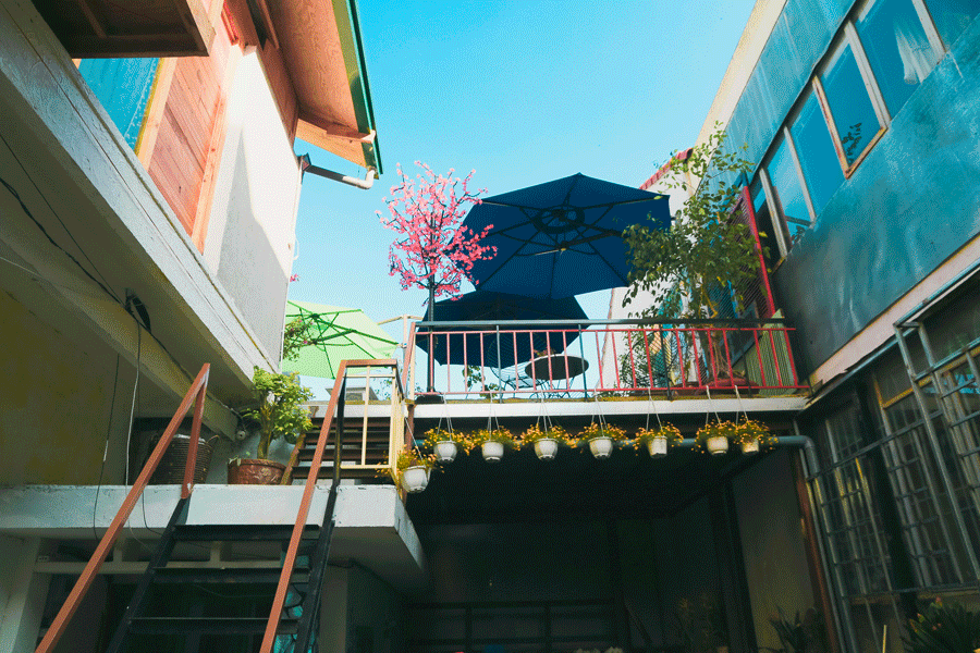 Checklist d’aménagement DIY pour balcon petit budget avec tapis, plantes, coussins et objets récupérés