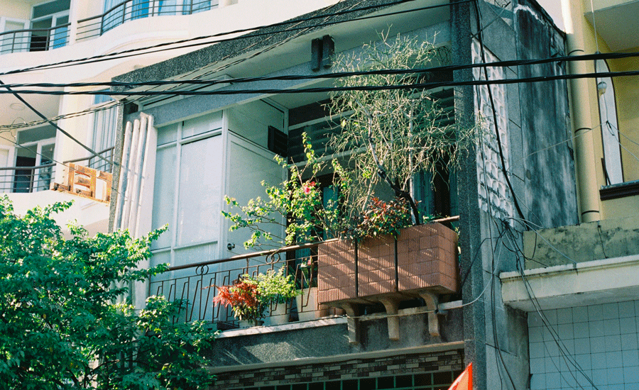 Balcon d’appartement aménagé avec des idées DIY petit budget, plantes, tapis et guirlande lumineuse