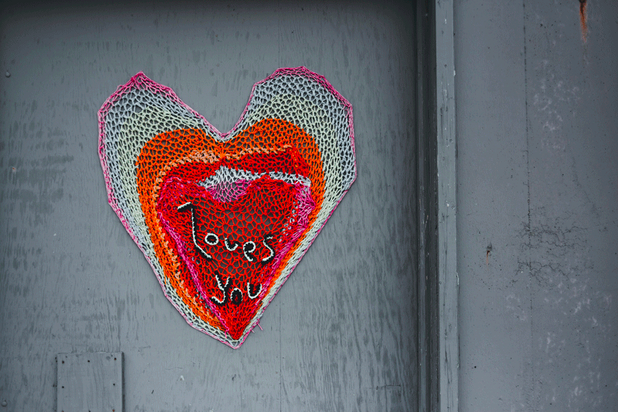 Commencer le String Art avec une planche en bois, des clous et du fil coloré