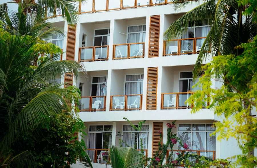 Résultat final d’un balcon d’appartement aménagé avec un petit budget et des projets DIY faciles