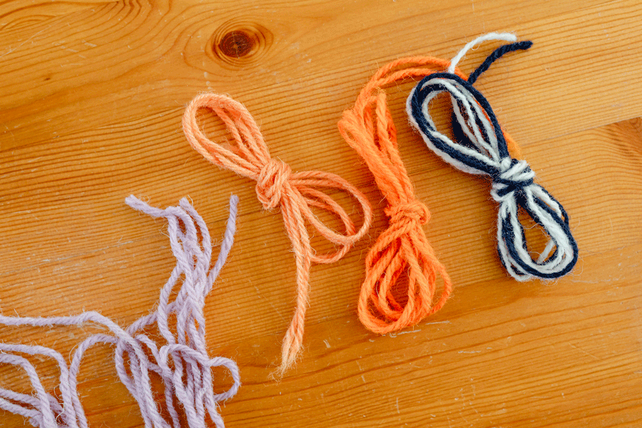Boucles de punch needle débutant et points en relief sur une toile tendue
