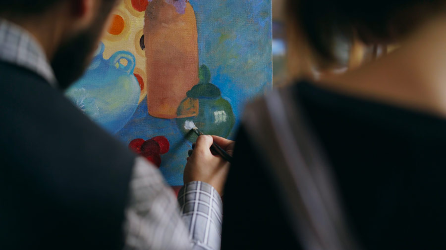 Atelier de peinture créative à Bordeaux avec toile, pinceaux et couleurs