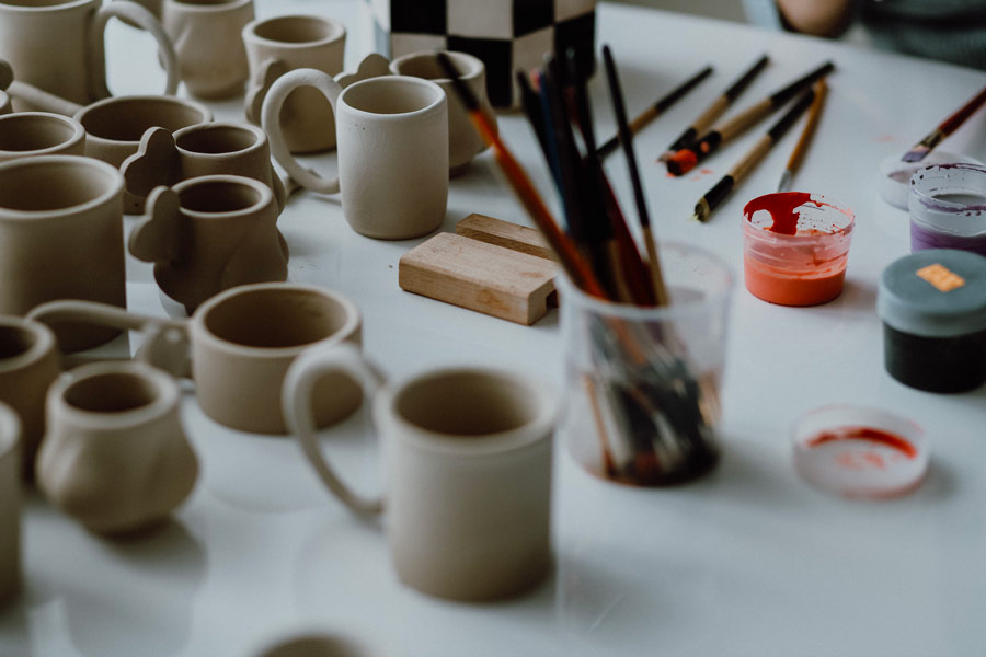Atelier de céramique et de poterie à Bordeaux pour modeler une pièce en argile
