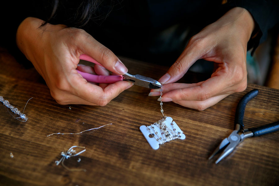 Atelier de création de bijoux à Bordeaux pour fabriquer une bague ou un collier