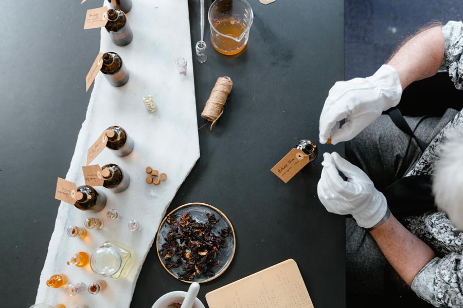 Atelier de création de parfum à Bordeaux avec flacons et matières premières