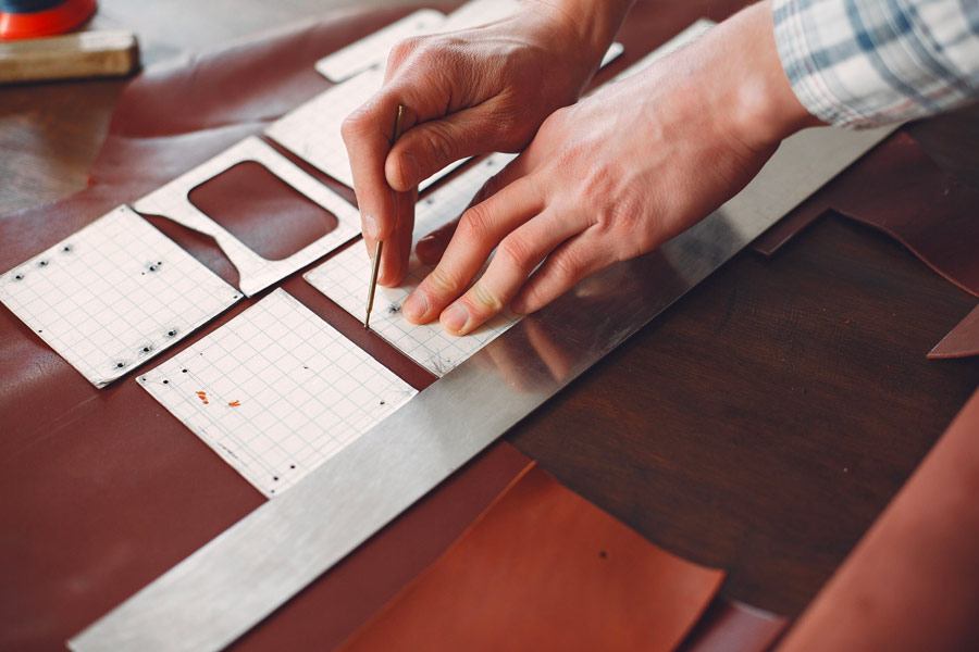 Atelier de maroquinerie à Bordeaux pour fabriquer un accessoire en cuir