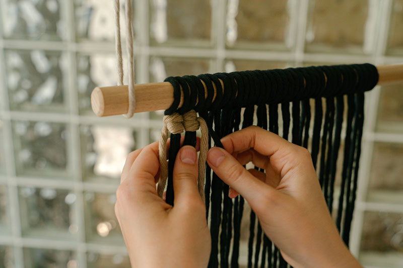 Guide macramé débutant montrant les nœuds utilisés pour une tenture murale