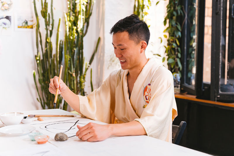 Assiette réparée au kintsugi avec des lignes dorées