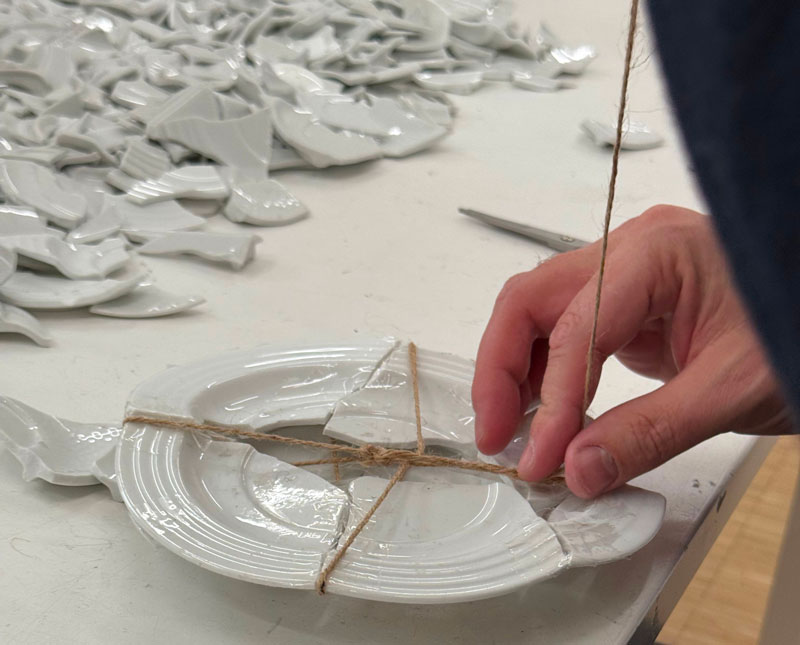 Kintsugi DIY : bol cassé réparé avec des lignes d'or