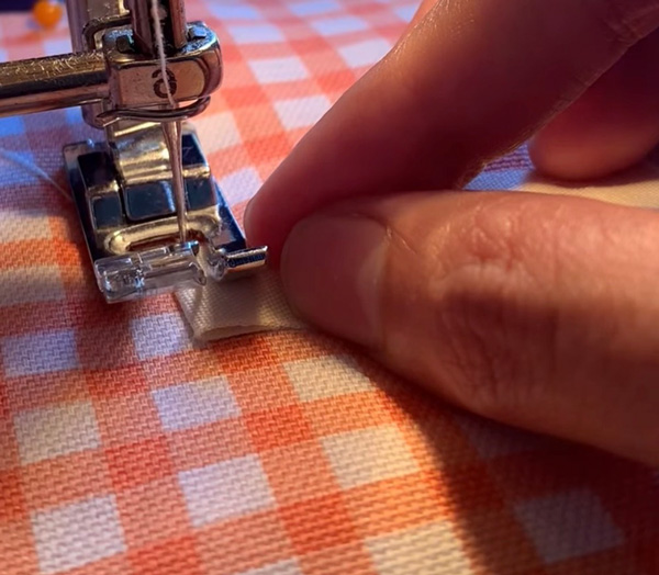 Liya en train de coudre à la machine un projet couture débutant