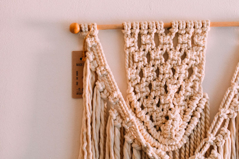 Tenture macramé débutant réalisée avec un patron gratuit à télécharger