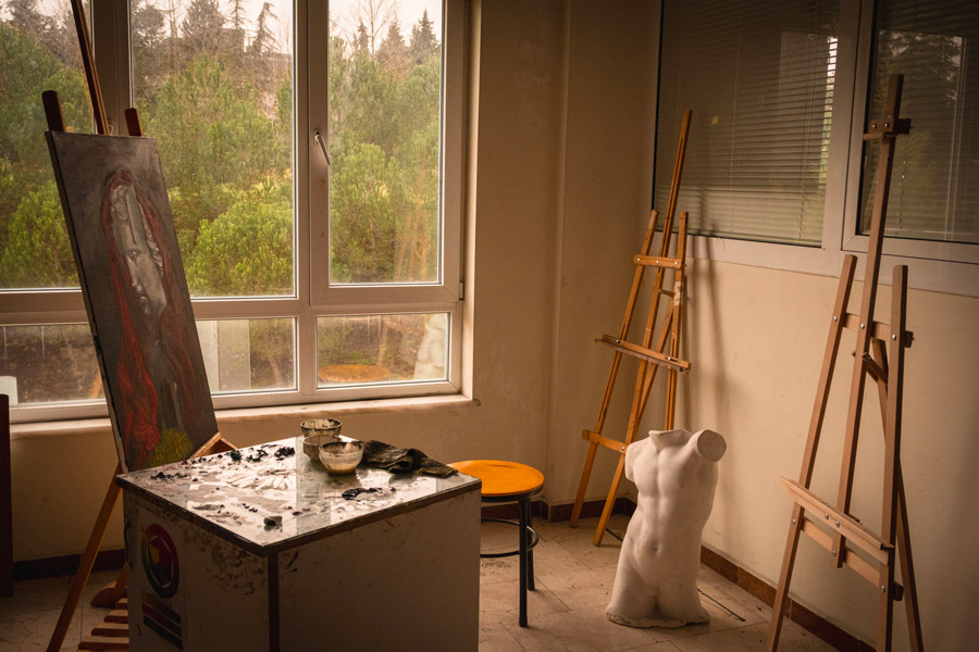Atelier d’école d’art avec chevalets et buste en plâtre
