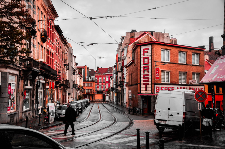 Rue de Bruxelles avec rails de tram et façades en briques