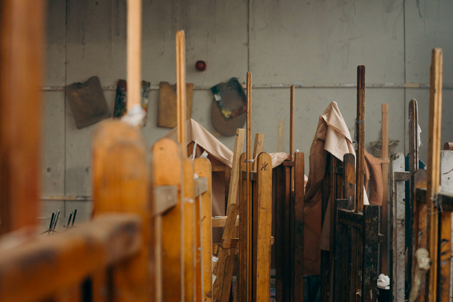 Chevalets en bois rangés dans un atelier d’art