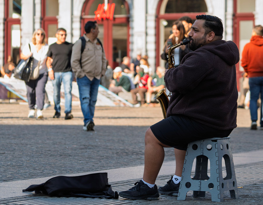 Saxophoniste de rue sur une place de Bruxelles